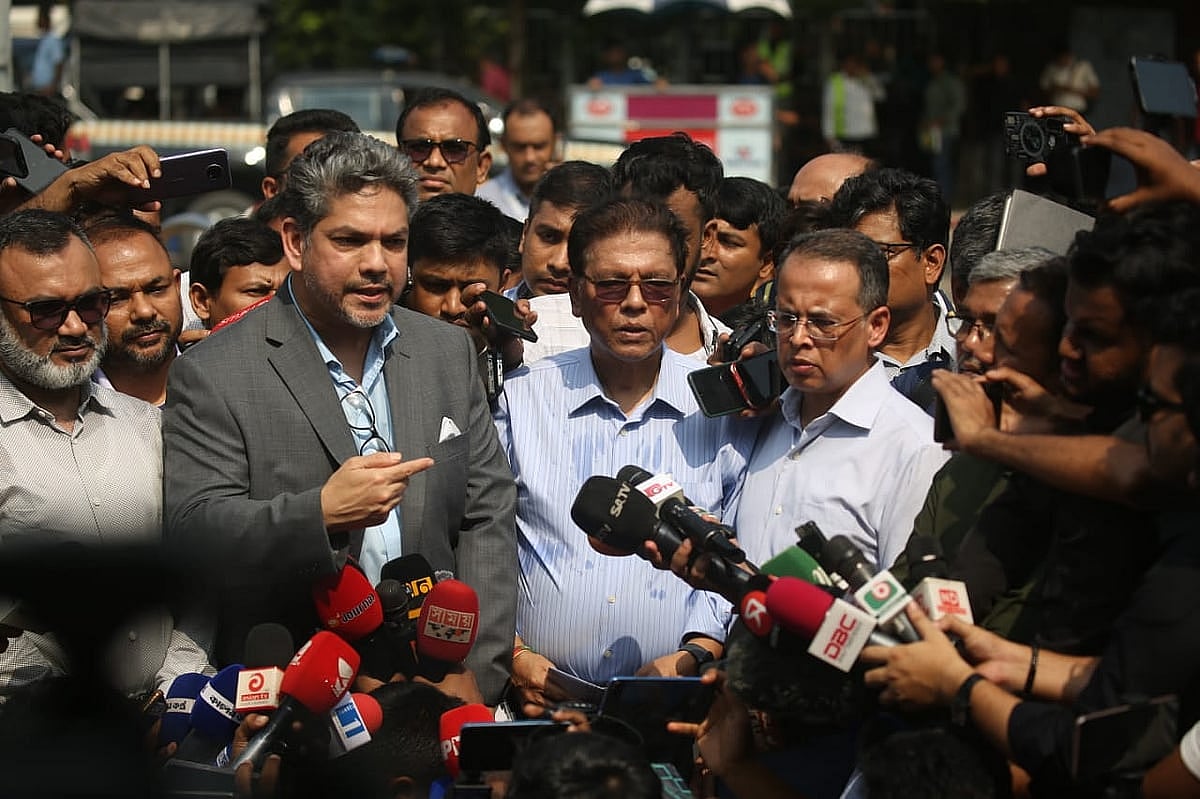 ক্ষতিগ্রস্ত বিমানবন্দরের কার্গো ভিলেজ পরিদর্শন শেষে সাংবাদিকদের সঙ্গে কথা বলছেন বিজিএমইএ নেতারা