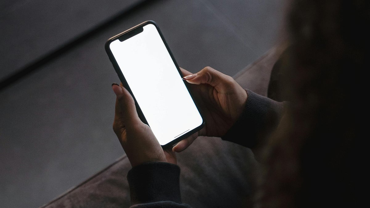 সামাজিক যোগাযোগমাধ্যমে নীরব মানুষদের জীবনধারা নিয়ে করা গবেষণায় দেখা গেছে, তাঁদের মধ্যে কিছু বৈশিষ্ট্যগত মিল আছে