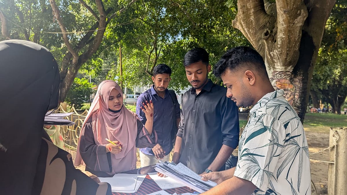 পরিবেশবাদী সংগঠন আওয়ার গ্রিন ক্যাম্পাসের উদ্যোগে শিক্ষার্থীদের কাছ থেকে সংগ্রহ করা হচ্ছে চাকসু নির্বাচনের সময় ব্যবহৃত লিফলেট