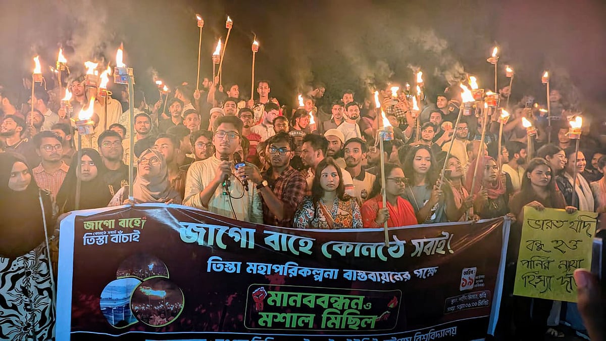 তিস্তা মহাপরিকল্পনা বাস্তবায়নের দাবিতে চট্টগ্রাম বিশ্ববিদ্যালয়ে মানবন্ধন ও মশাল মিছিল হয়েছে। আজ সন্ধ্যা সাড়ে ছয়টায় বিশ্ববিদ্যালয়ের শহীদ মিনারে