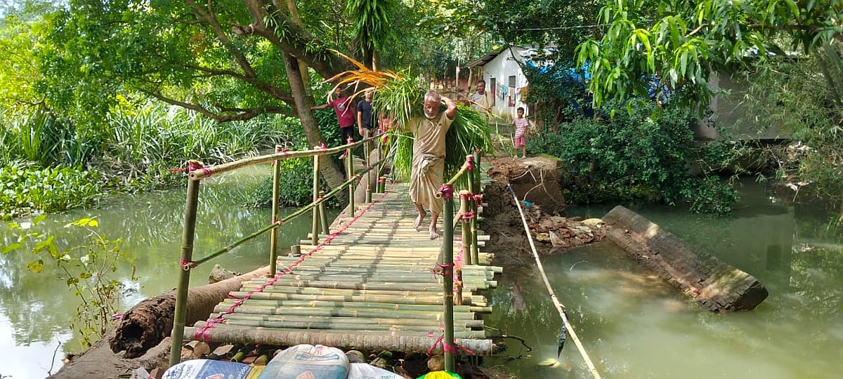 কালভার্ট ভেঙে পড়ার পর বাঁশের সাঁকো তৈরি করে চলাচল করছেন স্থানীয় বাসিন্দারা। গত রোববার দুপুরে রাউজানের নোয়াপাড়া ইউনিয়নের পশ্চিম নোয়াপাড়া গ্রামে
