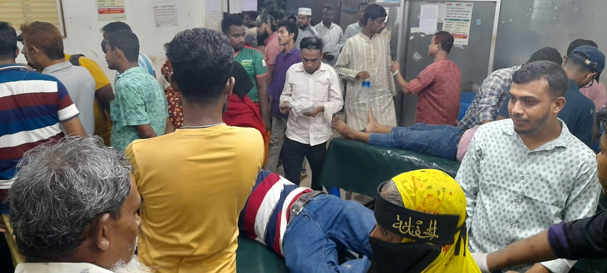 যুবদল ও ছাত্রশিবিরের মধ্যে সংঘর্ষের ঘটনায় আহতদের নোয়াখালী জেনারেল হাসপাতালে আনা হয়। এ সময় জরুরি বিভাগে ভিড় করেন স্বজনেরা। আজ সন্ধ্যায় তোলা