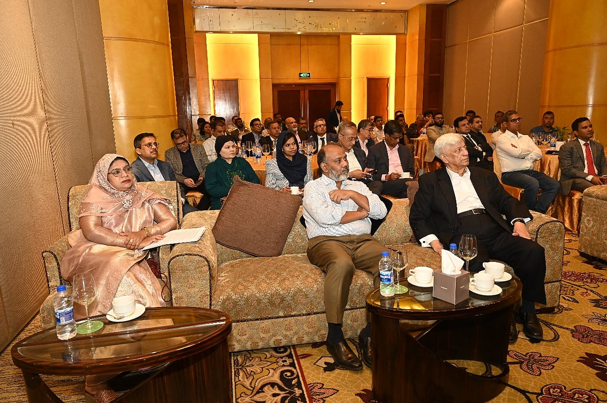 বিডি ভেঞ্চার লিমিটেড আয়োজিত ‘ভেঞ্চার ক্যাপিটালের বর্তমান ও ভবিষ্যৎ সম্ভাবনা’ শীর্ষক আলোচনা সভায় অতিথিরা। আজ রোববার রাজধানীর একটি হোটেলে