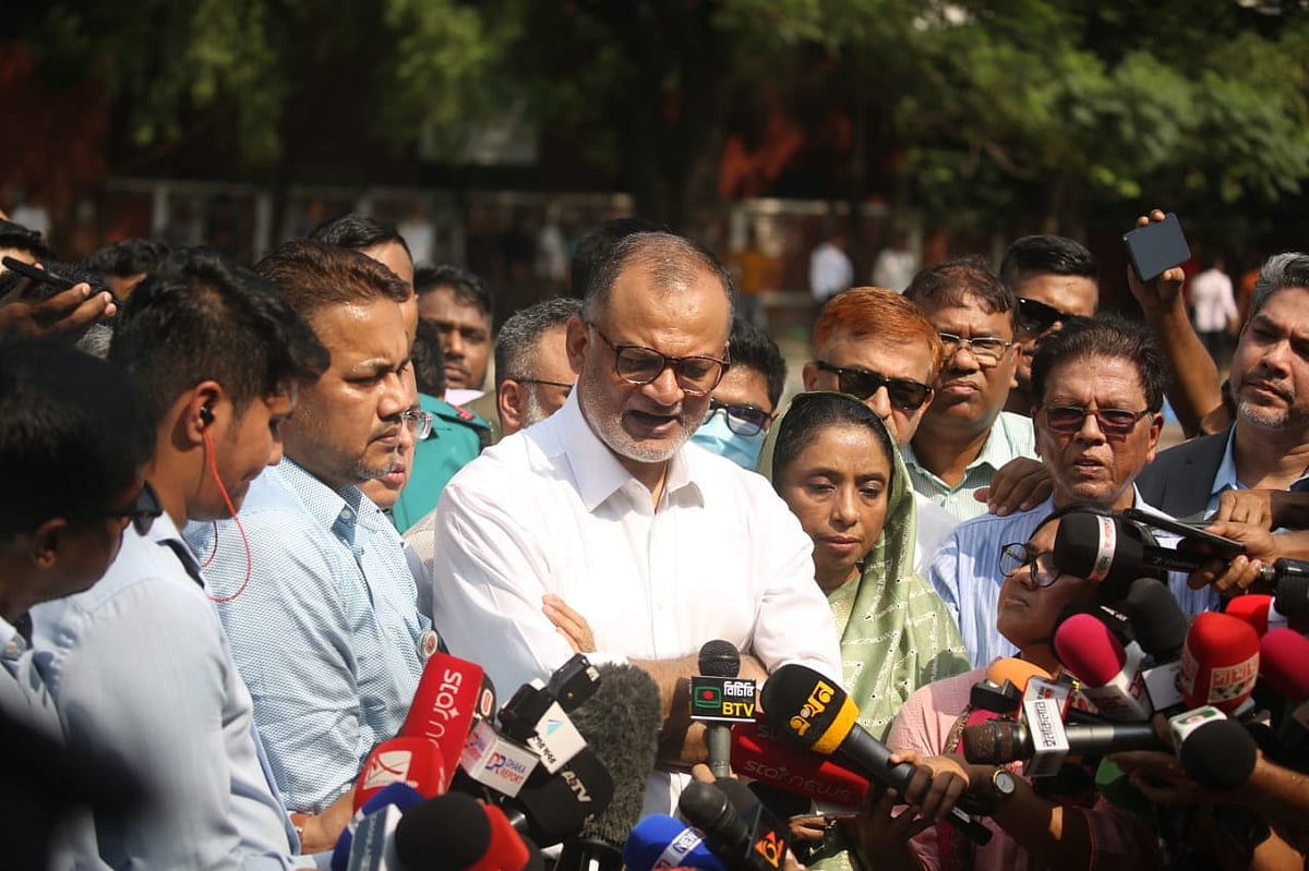 বিমানবন্দরে কার্গো ভিলেজ কমপ্লেক্স পরিদর্শন করার পর বেসরকারি বিমান, পরিবহন ও পর্যটন এবং বাণিজ্য উপদেষ্টা শেখ বশিরউদ্দীন সাংবাদিকদের সঙ্গে কথা বলেন। আজ রোববার সকালে