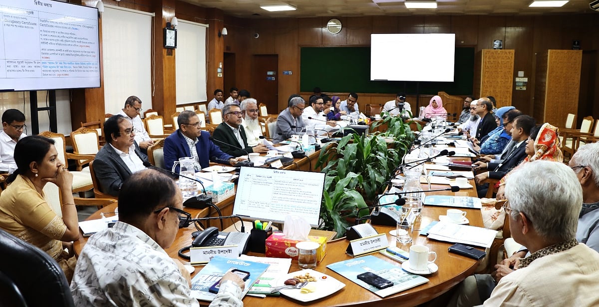 গৃহায়ণ ও গণপূর্ত মন্ত্রণালয়ের সভাকক্ষে ভূমি মন্ত্রণালয়ের উপদেষ্টা আলী ইমাম মজুমদারের সভাপতিত্বে রাজউক প্রণীত ড্যাপ বাস্তবায়ন মনিটরিং ও প্রযোজ্য ক্ষেত্রে সংশোধনীর সুপারিশ প্রণয়ন–সংক্রান্ত উপদেষ্টা কমিটির সভায়। ১৯ অক্টোবর ২০২৫