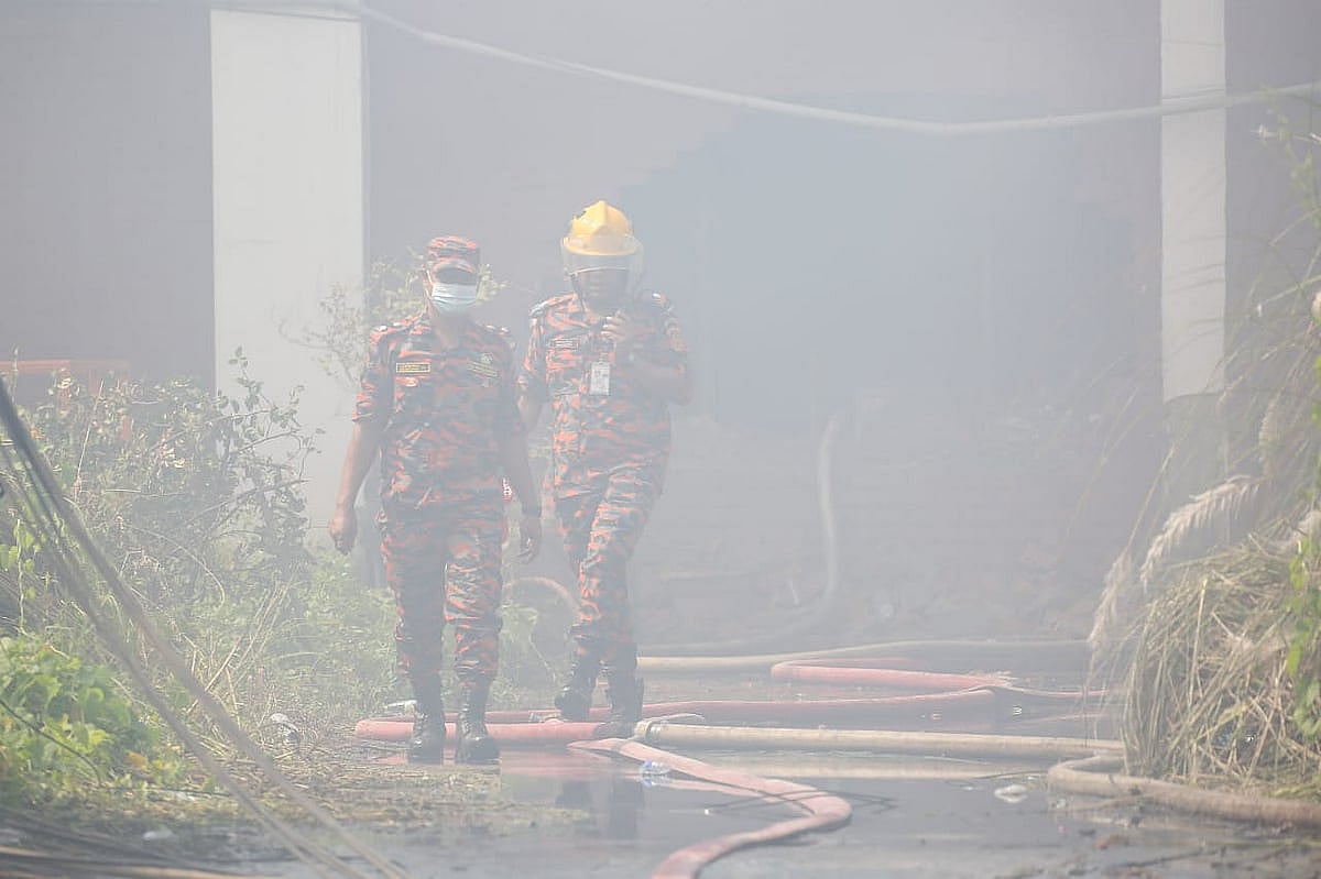 শাহজালাল আন্তর্জাতিক বিমানবন্দরে কার্গো ভিলেজ কমপ্লেক্সে উদ্ধারকাজ চলছে। আজ রোববার সকালে