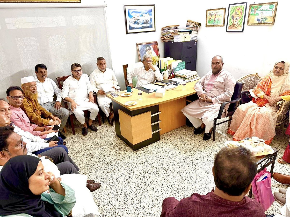 সিলেট বিভাগের মনোনয়নপ্রত্যাশীদের নিয়ে ঢাকায় বিএনপির চেয়ারপারসনের গুলশান কার্যালয়ে বৈঠক করেন বিএনপির মহাসচিব মির্জা ফখরুল ইসলাম আলমগীর। রোববার বিকেলে