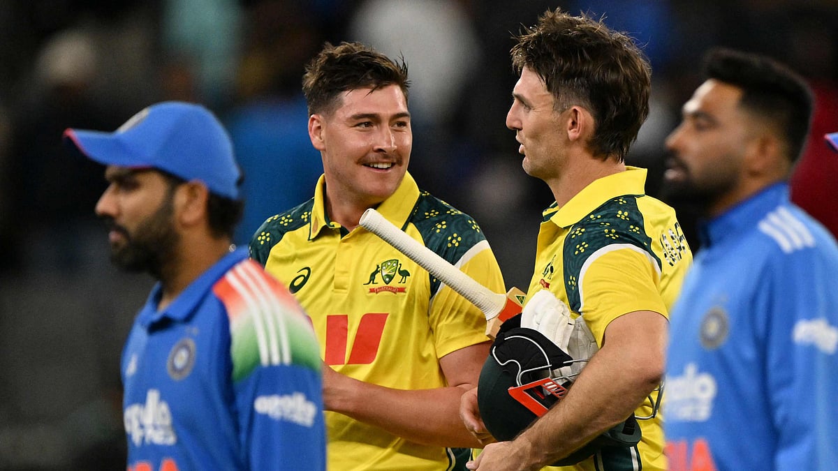 জয়ের পর ম্যাট রেনশকে (বাঁয়ে) নিয়ে মাঠ ছাড়ছেন অস্ট্রেলিয়া অধিনায়ক মিচেল মার্শ