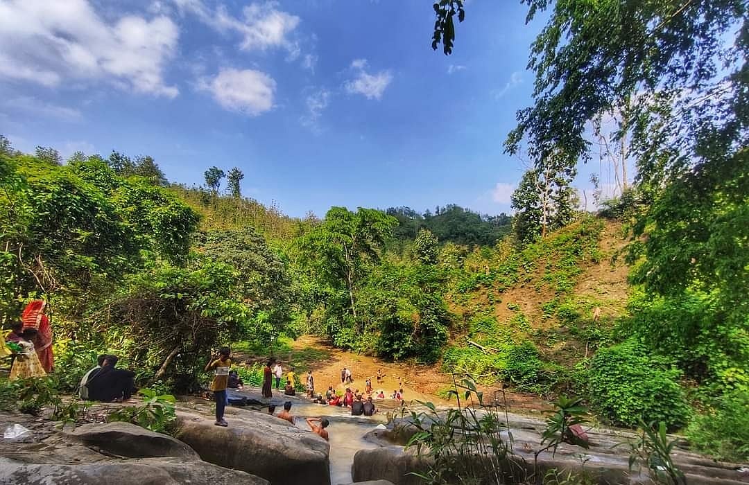 পাহাড়, প্রাণ–প্রকৃতির এমন অকৃপণ সৌন্দর্য দেখতে হলে আসতে হবে খাগড়াছড়ির মহালছড়ির ধুমনি ঘাটে। সম্প্রতি তোলা