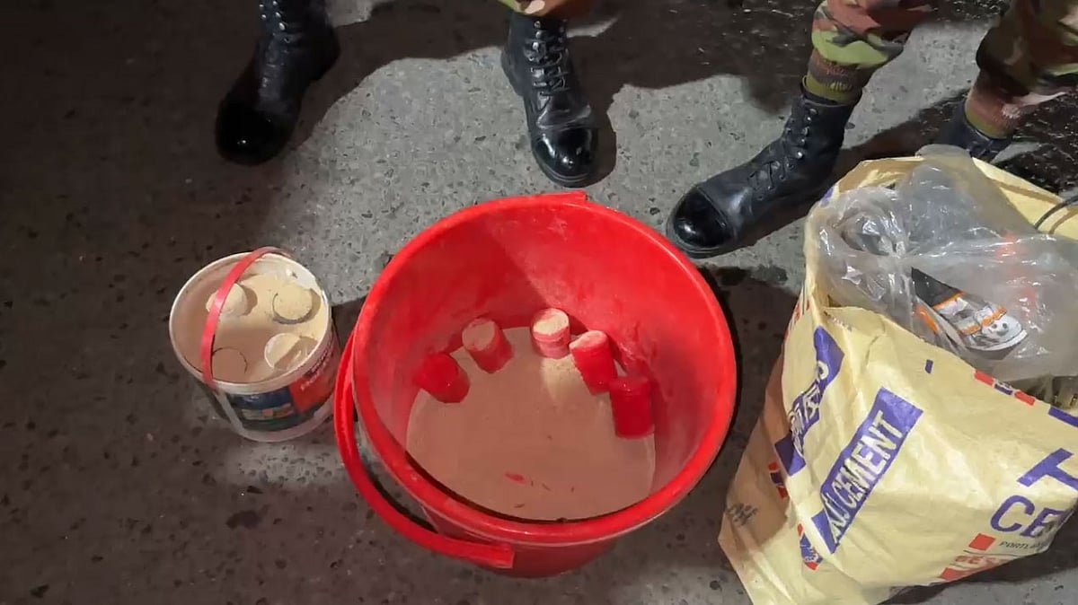 সেনাবাহিনীর উদ্ধারকৃত বিভিন্ন জিনিস