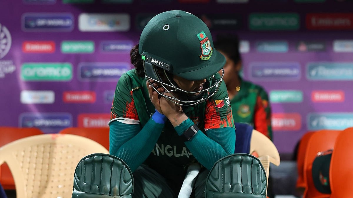 আউট হওয়ার পর ডাগআউটে মন খারাপ করে বসে আছেন বাংলাদেশ অধিনায়ক নিগার সুলতানা