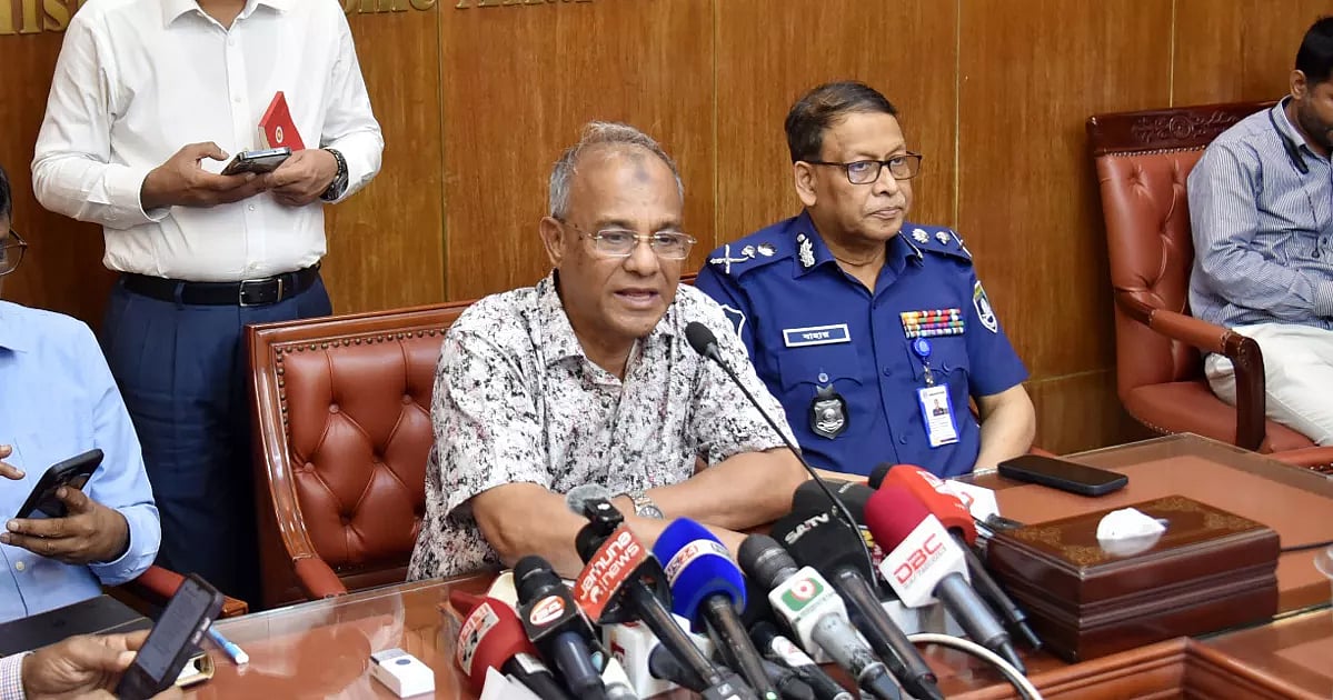 সোমবার (২০ অক্টোবর) সচিবালয়ে আইন-শৃঙ্খলা সংক্রান্ত কোর কমিটির সভা শেষে সাংবাদিকদের ব্রিফ করেন স্বরাষ্ট্র উপদেষ্টা লেফটেন্যান্ট জেনারেল (অব.) মো. জাহাঙ্গীর আলম চৌধুরী