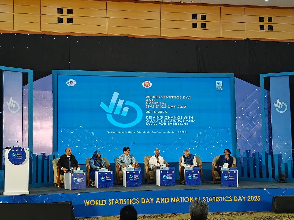 বিশ্ব পরিসংখ্যান দিবস উপলক্ষে আজ পরিসংখ্যান ও তথ্য ব্যবস্থাপনা বিভাগ আয়োজিত আলোচনা সভায় বক্তাদের একাংশ। রাজধানীর বাংলাদেশ–চীন মৈত্রী সম্মেলন কেন্দ্রে এ আলোচনা সভা হয়