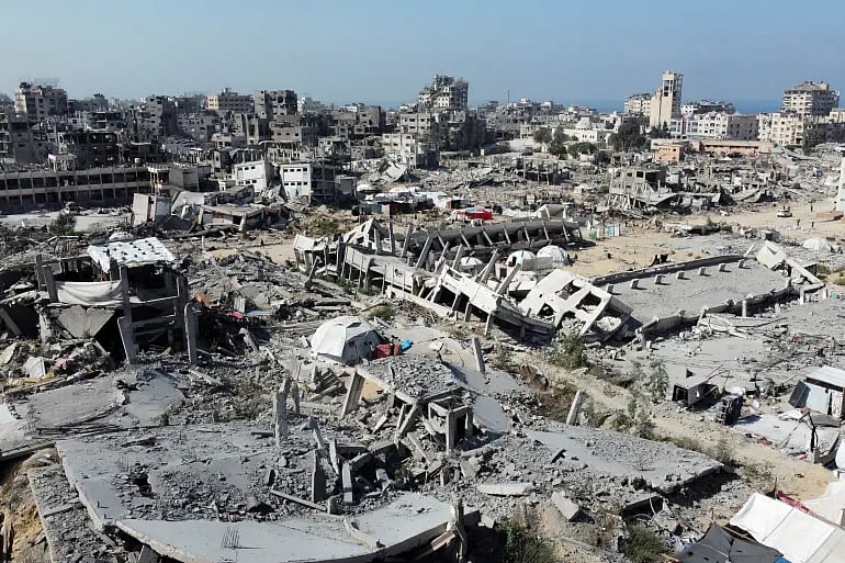 ইসরায়েলের হামলায় বিধ্বস্ত ফিলিস্তিনি জনপদ। গাজা নগরী, ১৯ অক্টোবর ২০২৫