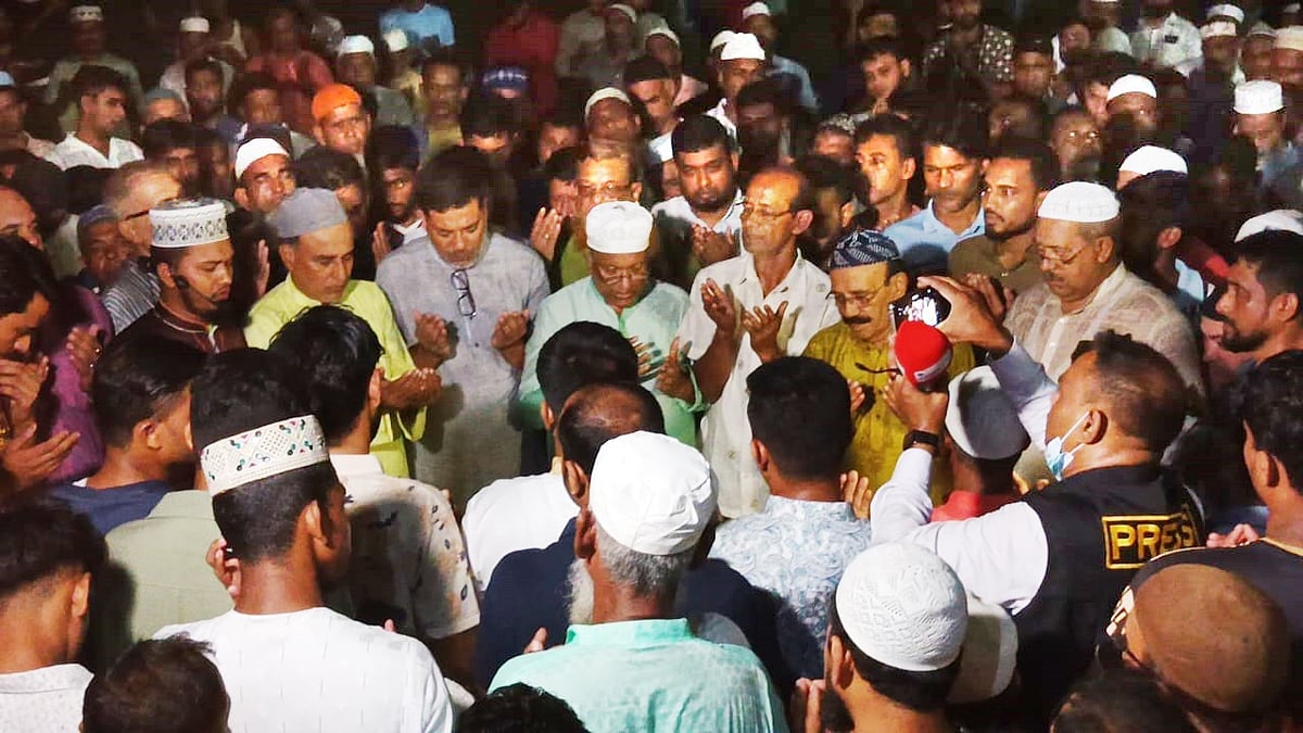 ছাত্রদল নেতা মো. জোবায়েদ হোসেনের জানাজা শেষে মুনাজাত। সোমবার বাদ মাগরিব কুমিল্লার হোমনা উপজেলার কলাগাছিয়া উচ্চবিদ্যালয় মাঠে