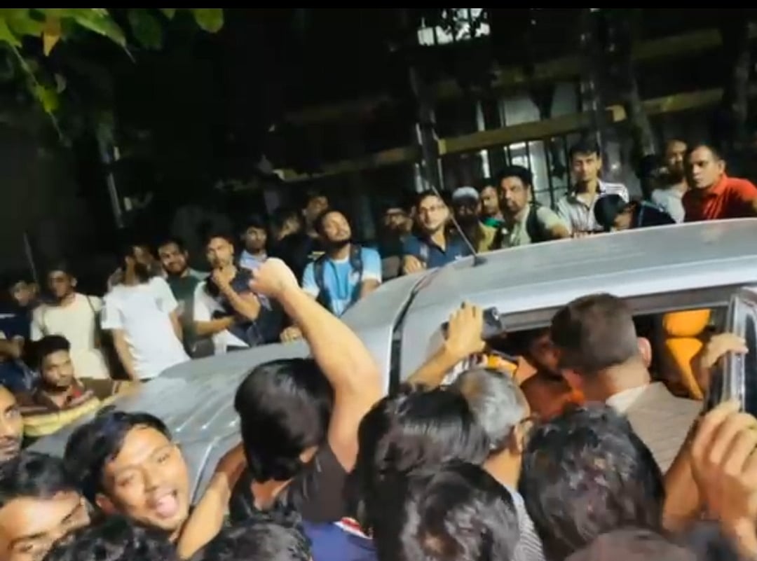 সিনিয়র-জুনিয়র শিক্ষার্থীদের মধ্যে হাতাহাতির ঘটনায় ক্যাম্পাসে রাতভর উত্তেজনা। রোববার দিবাগত রাতে দিনাজপুরের হাজী মোহাম্মদ দানেশ বিজ্ঞান ও প্রযুক্তি বিশ্ববিদ্যালয়ে