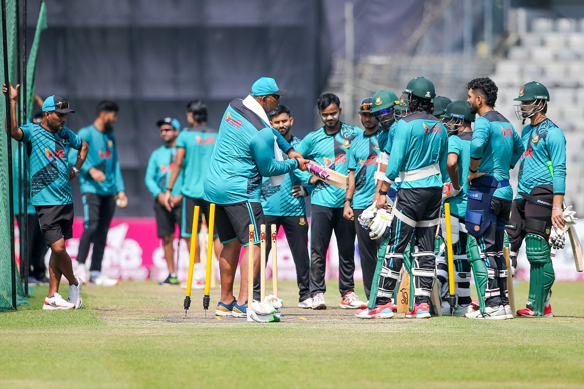 প্রধান কোচ ফিল সিমন্সের ক্লাসে বাংলাদেশ দলের ক্রিকেটাররা। আজ মিরপুর শেরেবাংলা স্টেডিয়ামে