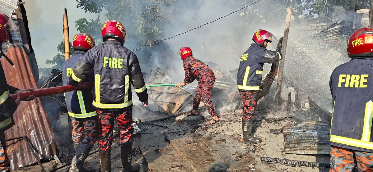 প্রায় দুই ঘণ্টার চেষ্টায় আগুন নিয়ন্ত্রণে আনে চাঁদপুর ফায়ার সার্ভিসের দুটি ইউনিট। আজ সকালে চাঁদপুর সদর উপজেলার ইচলী-বাগাদী চৌরাস্তায় সংলগ্ন এলাকায়