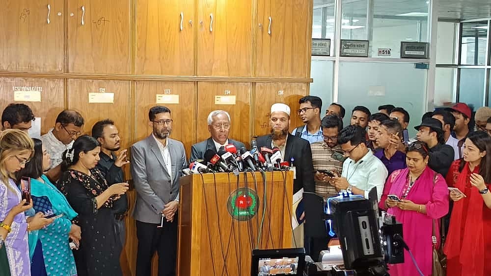 ঢাকার আগারগাঁয়ে আজ সোমবার আইনশৃঙ্খলা রক্ষাকারী বাহিনীর প্রতিনিধিদের সঙ্গে বৈঠকের পর প্রেস ব্রিফিংয়ে ইসি সচিব আখতার আহমেদ