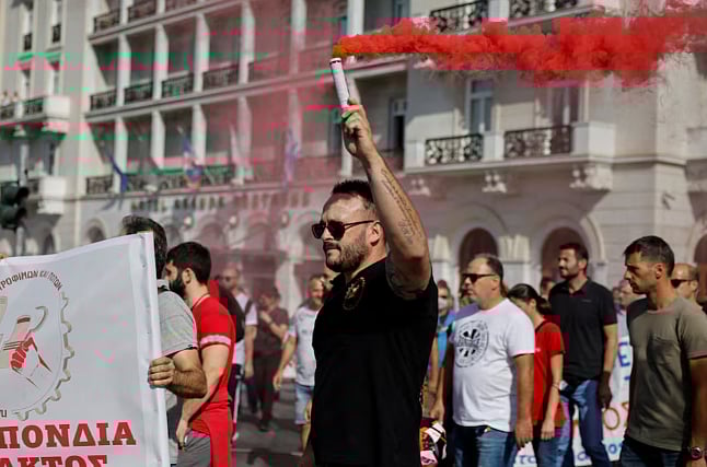 এর আগে ২০২৪ সালে গ্রিসে কিছু শিল্প খাতে ছয় দিনের কর্মসপ্তাহ চালু করা হয়েছিল। নতুন নিয়ম অনুযায়ী কর্মীরা সপ্তাহে সর্বোচ্চ ৪৮ ঘণ্টা পর্যন্ত কাজ করতে পারছেন, যা পূর্বের ৪০ ঘণ্টা থেকে বাড়ানো হয়েছে