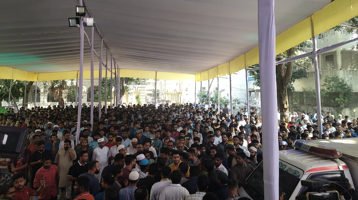 বিশ্ববিদ্যালয়ের বিজ্ঞান অনুষদ প্রাঙ্গণে জোবায়েদের জানাজার নামাজ অনুষ্ঠিত হয়