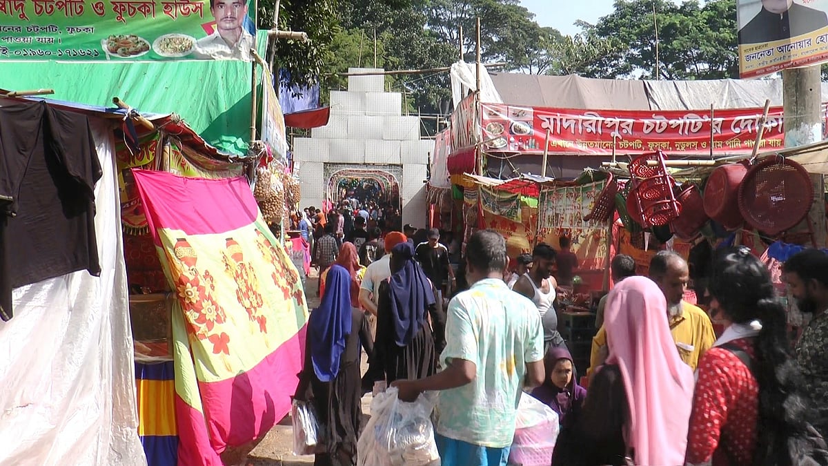 মাদারীপুরে কালীপূজা উপলক্ষে প্রায় আড়াই শ বছরের ঐতিহ্যবাহী কুন্ডুবাড়ির মেলায় দর্শনার্থীদের ভিড় বাড়তে শুরু করেছে। সোমবার কালকিনি উপজেলার গোপালপুর এলাকায়