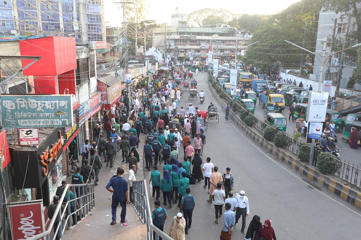 সিলেটের ফুটপাতে অভিযান চালায় জেলা প্রশাসন। অভিযানের পর হকারমুক্ত হয় ফুটপাত। গতকাল রোববার দুপুরে সিলেটের বন্দরবাজার এলাকায়