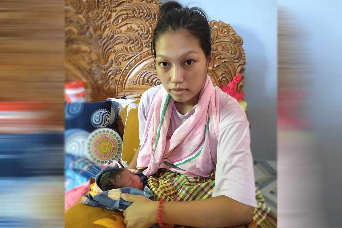 টুনি মারমার কোলে তাঁর সন্তান। আজ সোমবার সকালে খাগড়াছড়ির গুইমারার রামেসু বাজার এলাকায়