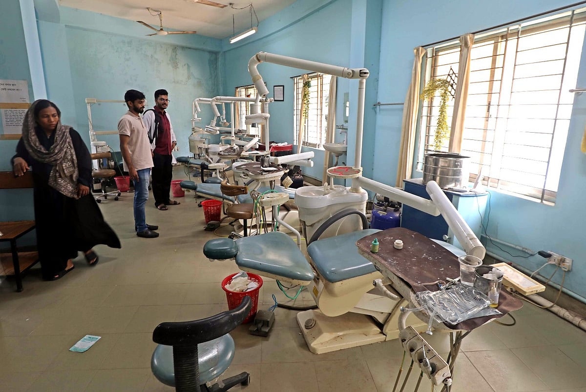 চট্টগ্রাম মেডিকেল কলেজের ডেন্টাল ইউনিটের বেশির ভাগ যন্ত্রপাতি পুরোনো। গত বুধবার দুপুরে