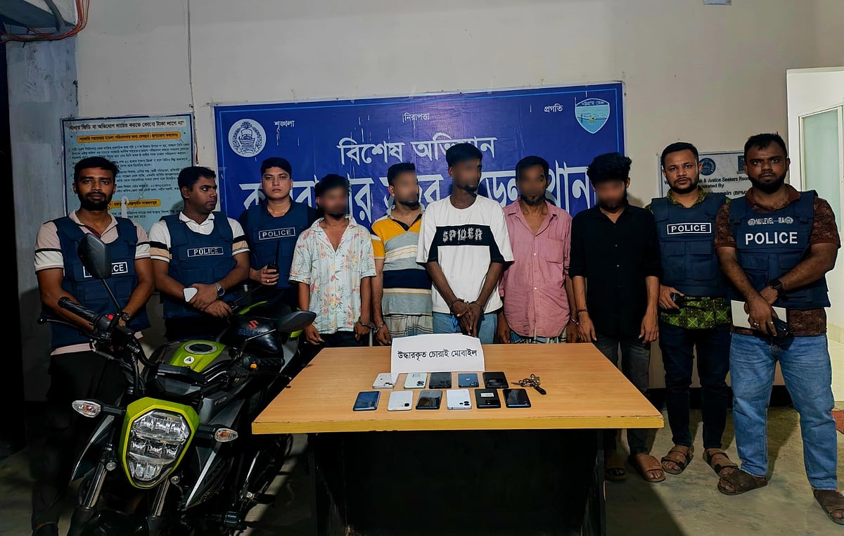 কক্সবাজার সৈকত ভ্রমণে আসা পর্যটককে ছুরিকাঘাতের ঘটনায় গ্রেপ্তার পাঁচ ছিনতাইকারী। আজ দুপুরে