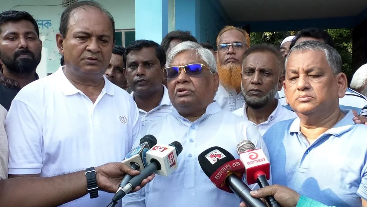 সাংবাদিকদের সঙ্গে কথা বলছেন বিএনপির ভাইস চেয়ারম্যান বরকতউল্লা বুলু। গতকাল রোববার বিকেলে নোয়াখালীর বেগমগঞ্জে