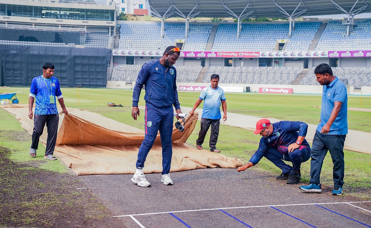 প্রথম ওয়ানডের আগে মিরপুরের উইকেট দেখছেন ওয়েস্ট ইন্ডিজ কোচ ড্যারেন স্যামি