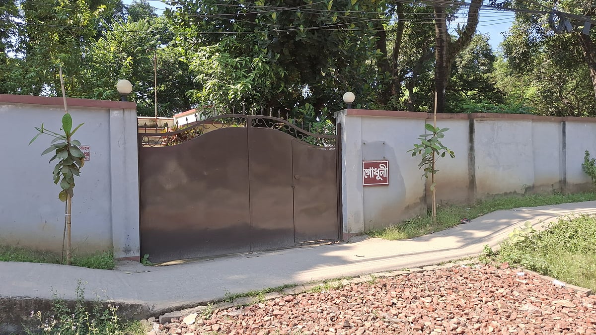 গাজীপুর শহরে গাজীপুর আদালতের অতিরিক্ত জজের বাসভবন। আজ দুপুরে আজিম উদ্দিন কলেজ রোড–সংলগ্ন এলাকায়