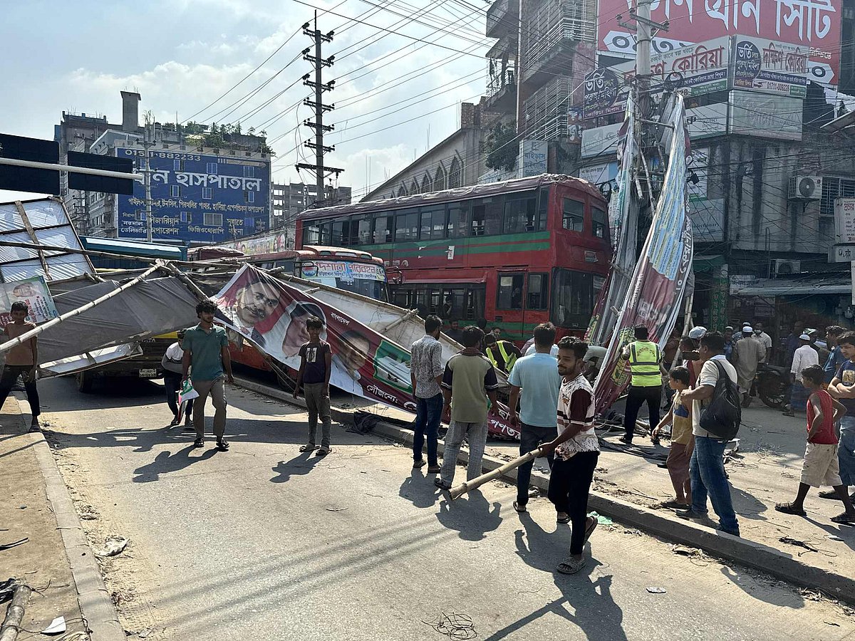 কেরানীগঞ্জ থানা যুবদলের স্থাপন করা একটি রাজনৈতিক তোরণ হঠাৎ ভেঙে পড়ে চলন্ত বিআরটিসি বাসের সামনে। আজ দুপুর সাড়ে ১২টার দিকে কেরানীগঞ্জের কদমতলী গোলচত্বর সড়ক এলাকায়