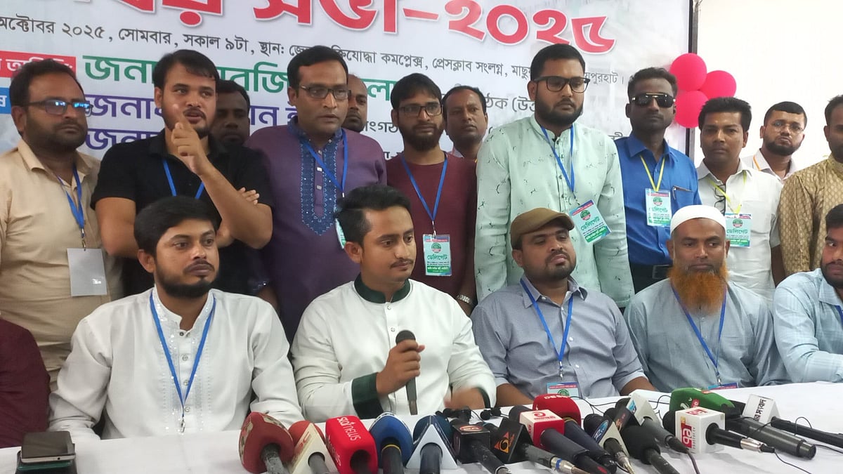 জয়পুরহাটে সমন্বয় সভায় বক্তব্য দিচ্ছেন এনসিপির উত্তরাঞ্চলের মুখ্য সংগঠক সারজিস আলম। আজ সোমবার দুপুরে জেলা মুক্তিযোদ্ধা কমপ্লেক্স মিলনায়তনে