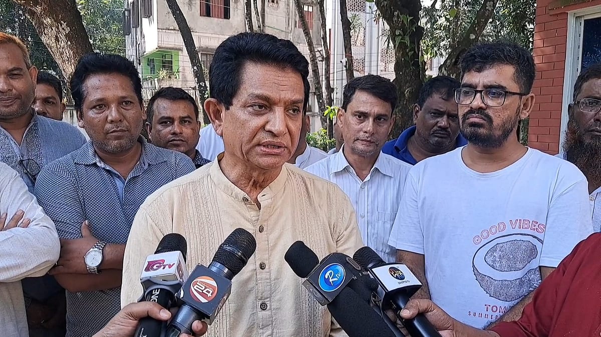 ফরিদপুর শহরের ঝিলটুলীর নিজ বাসভবনে সাংবাদিকদের সঙ্গে কথা বলেন এ কে আজাদ। আজ সোমবার