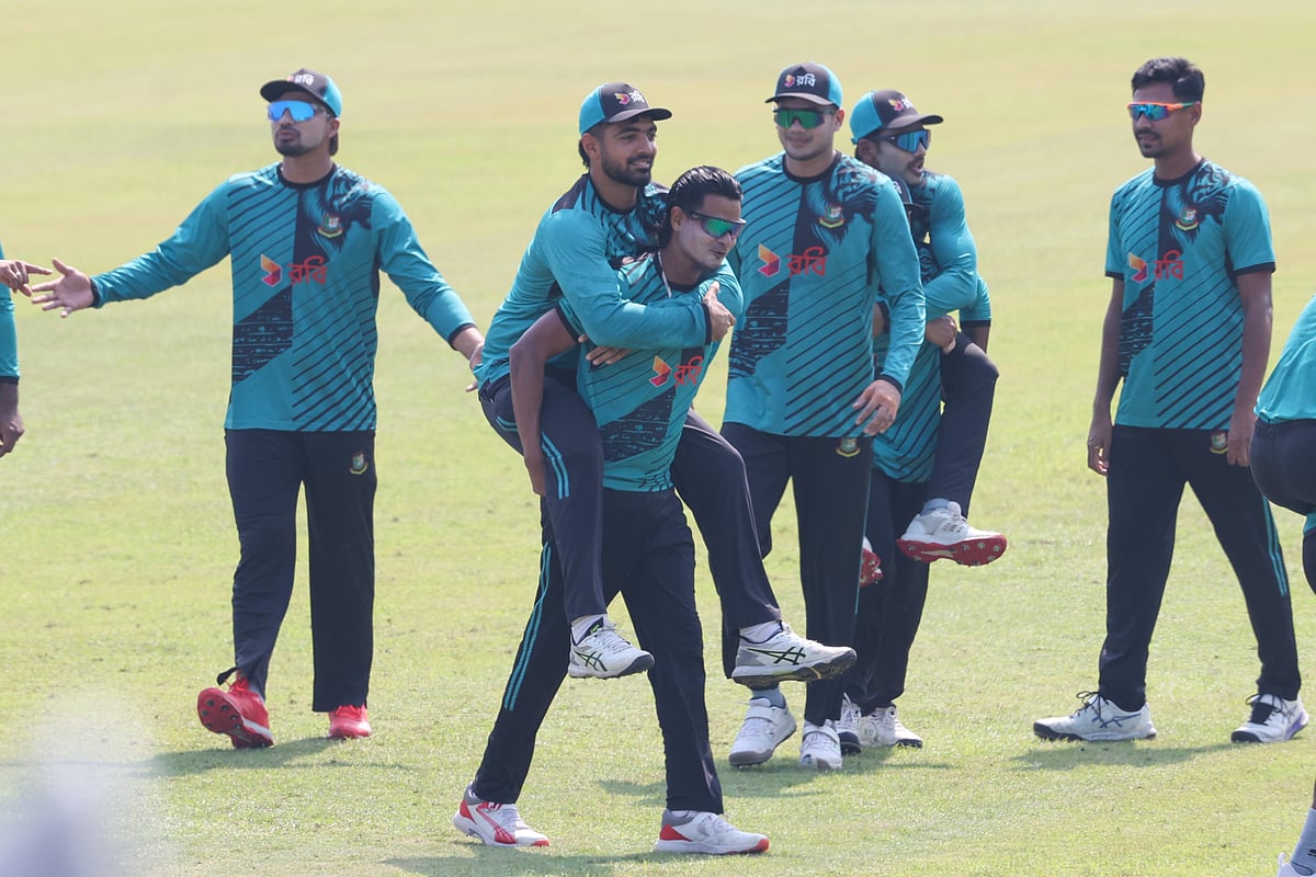দুষ্টুমি করেই সতীর্থ সাইফ হাসানকে কাঁধে তুলে নিয়েছেন নাসুম আহমেদ। তবে একদিক দিয়ে এটাও হয়তো একটা অনুশীলন। মিরপুরের স্পিন উইকেটে ওয়েস্ট ইন্ডিজ সিরিজের বাকি দুই ওয়ানডের আগে দলে এসে ম্যাচ জেতানোর দায়িত্বটাও কি কাঁধে নেবেন এই বাঁহাতি স্পিনার? গতকাল মিরপুর শেরেবাংলা স্টেডিয়ামে