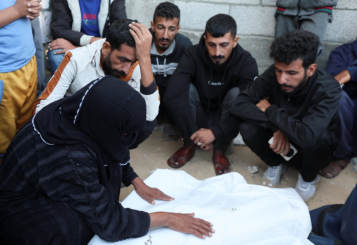 গাজায় রোববার ইসরায়েলের হামলায় নিহত এক ফিলিস্তিনির মরদেহের পাশে স্বজনদের আহাজারি। সোমবার দক্ষিণ গাজার খান ইউনিসে