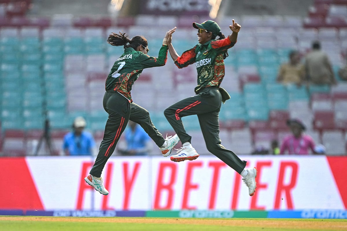 রাবেয়া ও স্বর্ণার উইকেট উদ্‌যাপন