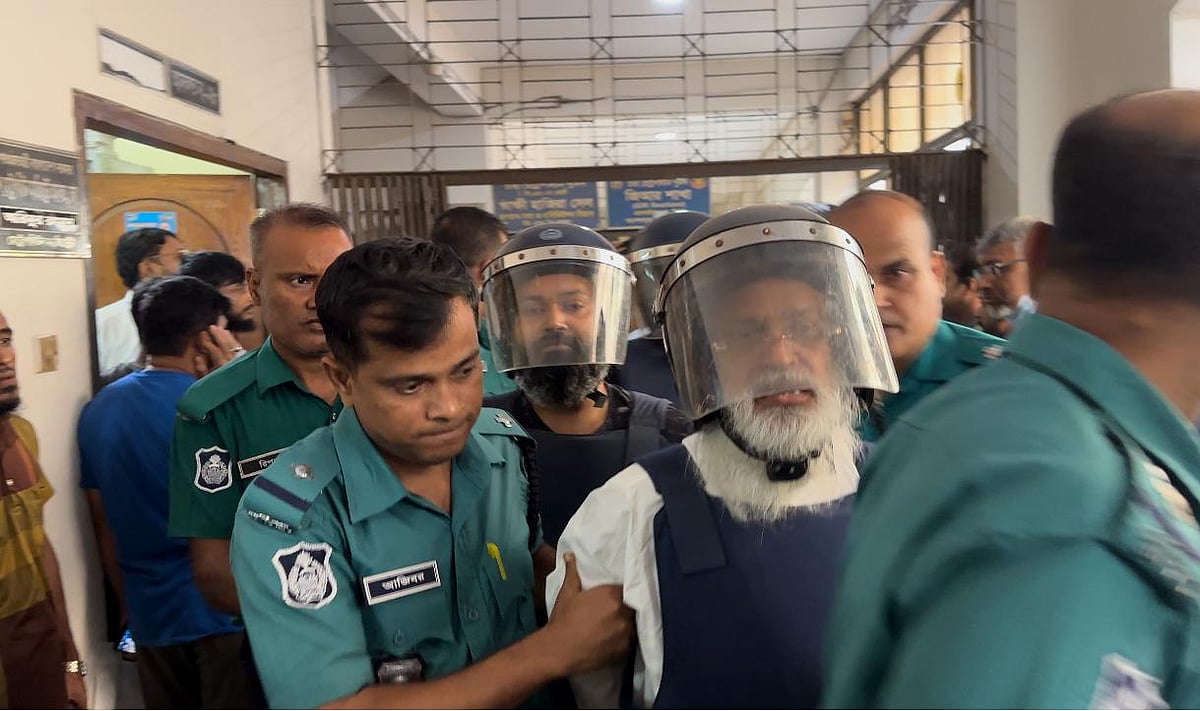 হাজী সেলিম (সামনে) ও তাঁর ছেলে সোলায়মান সেলিমকে (পেছনে) আদালত থেকে হাজতখানায় নিয়ে যাচ্ছে পুলিশ। আজ সোমবার ঢাকার সিএমএম আদালতে