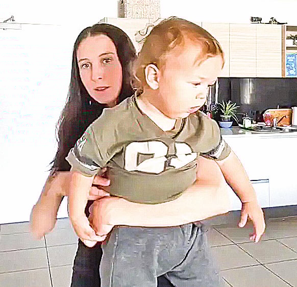 ক্লো স্যাটনের কোলে তাঁর ছেলে