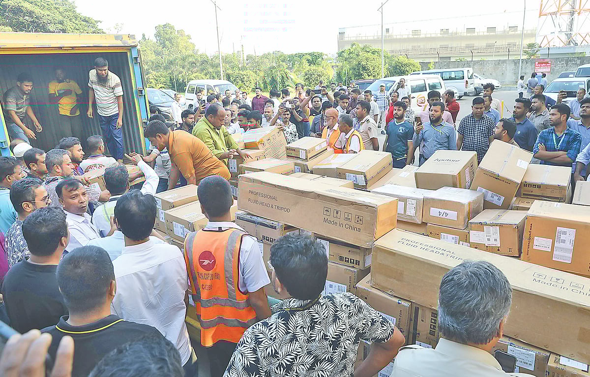 ঢাকার হজরত শাহজালাল আন্তর্জাতিক বিমানবন্দরের কার্গো ভিলেজে শনিবারের ভয়াবহ অগ্নিকাণ্ডের ঘটনায় বন্ধ হয়ে গিয়েছিল আমদানি পণ্য খালাস। গতকাল নতুন করে বিমানবন্দরের ৯ নম্বর ফটক দিয়ে এ পণ্য খালাস শুরু হয়