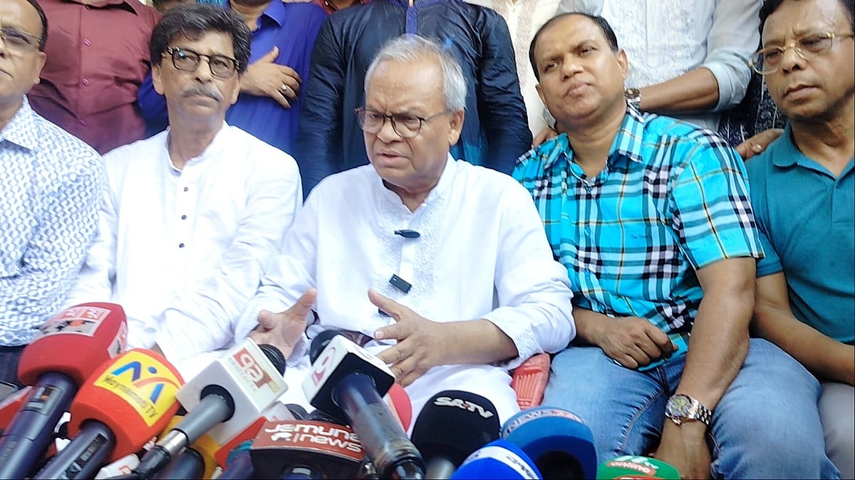 কুমিল্লার চৌদ্দগ্রামে দৃষ্টিহীন গায়ক জাহাঙ্গীর আলমের সঙ্গে সাক্ষাৎ শেষে সাংবাদিকদের সঙ্গে কথা বলেন বিএনপির জ্যেষ্ঠ যুগ্ম মহাসচিব রুহুল কবির রিজভী। আজ সোমবার দুপুরে উপজেলার ফুলমুড়ি গ্রামে