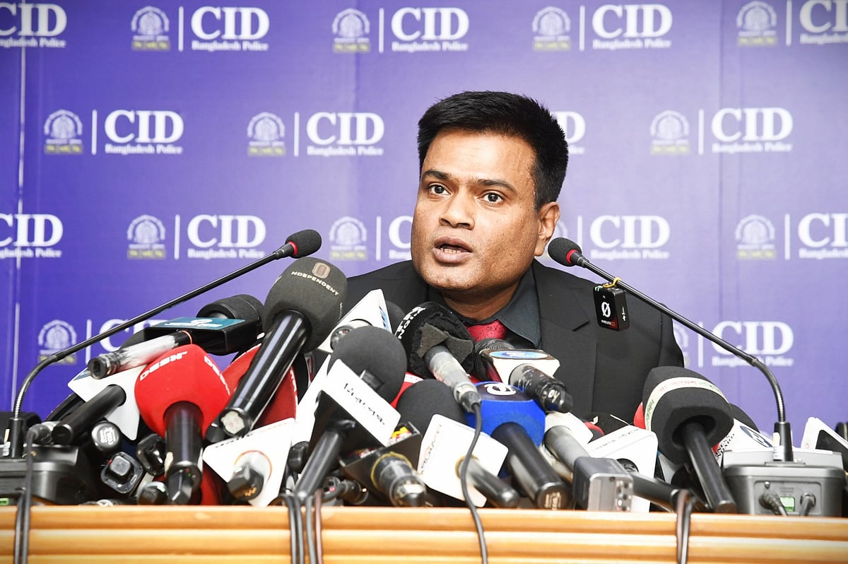 সিআইডি সদর দপ্তরের মিডিয়া সেন্টারে সংবাদ সম্মেলন করে গ্রেপ্তারের বিষয়ে বিস্তারিত জানানো হয়