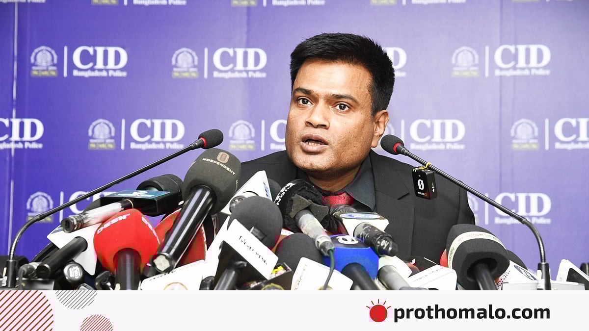 Біреу қарап тұрғанда ол жұлқиды. Чехиядағы кафедегі пикаптағы секс