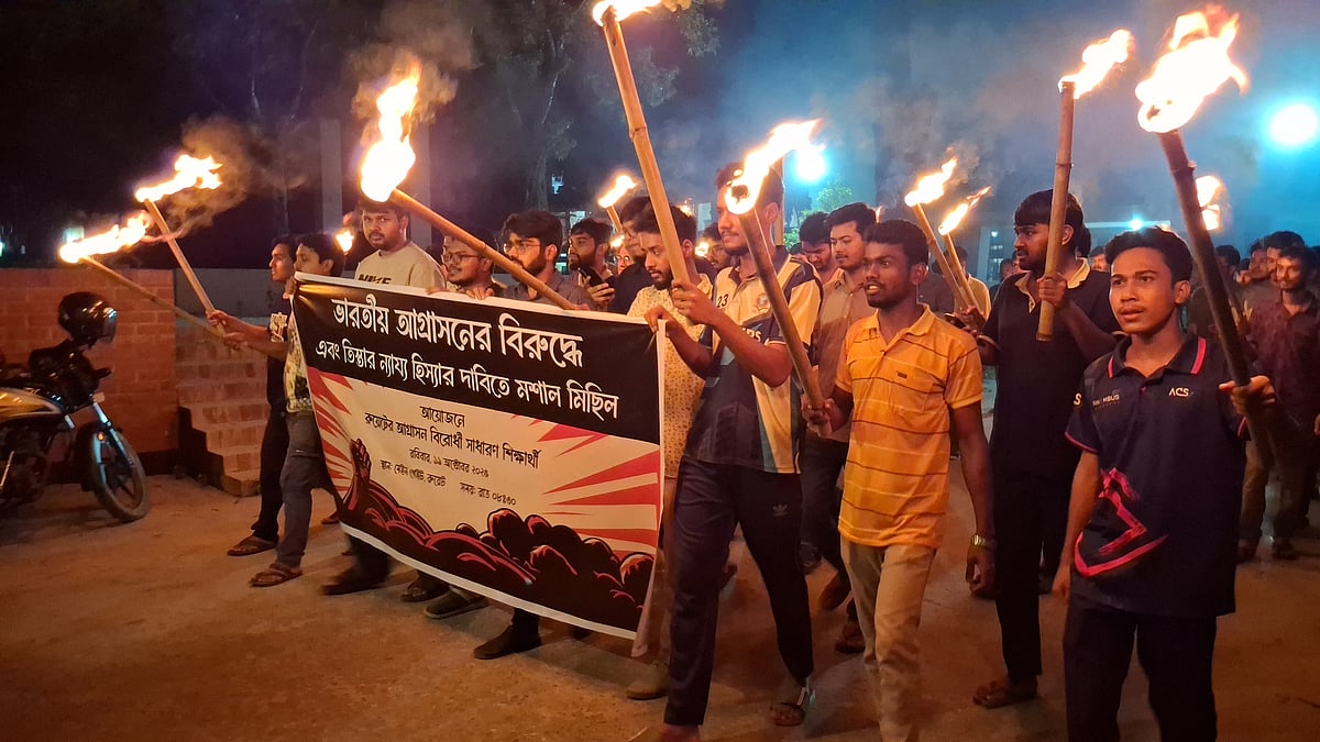 তিস্তার পানির ন্যায্য হিস্যার দাবিতে গতকাল রাতে রুয়েটে মশাল মিছিল করেছেন একদল শিক্ষার্থী