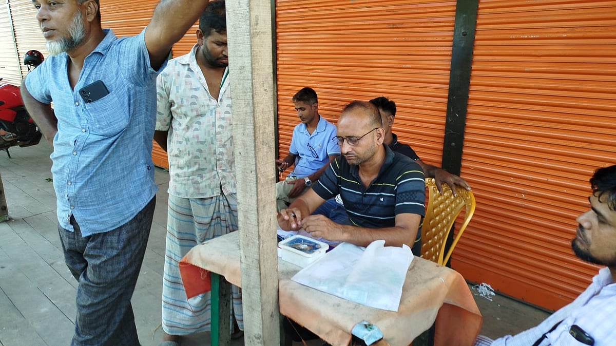 শরীয়তপুরে ট্রাক চালকদের কাছ থেকে চাঁদা আদায় করার অভিযোগে দুই ব্যক্তিকে আটক করেছে পুলিশ। সোমবার শরীয়তপুর-মাদারীপুর সড়কের মনোহর বাজার মোড় এলাকায় ব্যানার টাঙিয়ে চালকদের কাছ থেকে টাকা নিচ্ছিলেন কয়েকজন