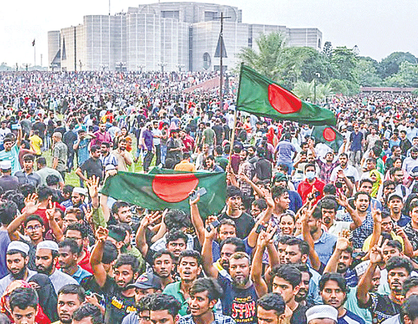 জাতীয় সংসদের সামনে ছাত্র-জনতার বিজয় উল্লাস। ঢাকা, বাংলাদেশ, ৫ আগস্ট ২০২৪