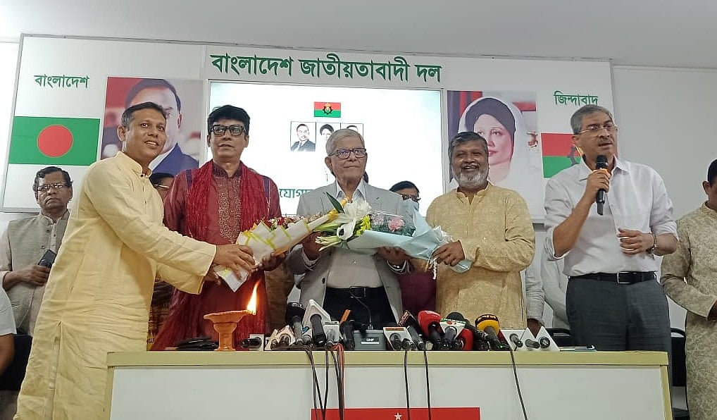 সনাতন ধর্মাবলম্বী মতুয়া সম্প্রদায়ের ৫০ সদস্য আজ বিএনপি চেয়ারপারসনের গুলশান কার্যালয়ে গিয়ে মির্জা ফখরুল ইসলাম আলমগীরকে ফুল দিয়ে দলটিতে যোগদান করেন