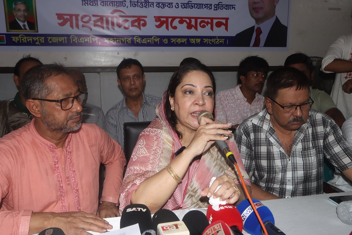 ফরিদপুর প্রেসক্লাবে সংবাদ সম্মেলনে বক্তব্য দেন কেন্দ্রীয় মহিলা দলের যুগ্ম সম্পাদক নায়াব ইউসুফ। আজ মঙ্গলবার দুপুরে